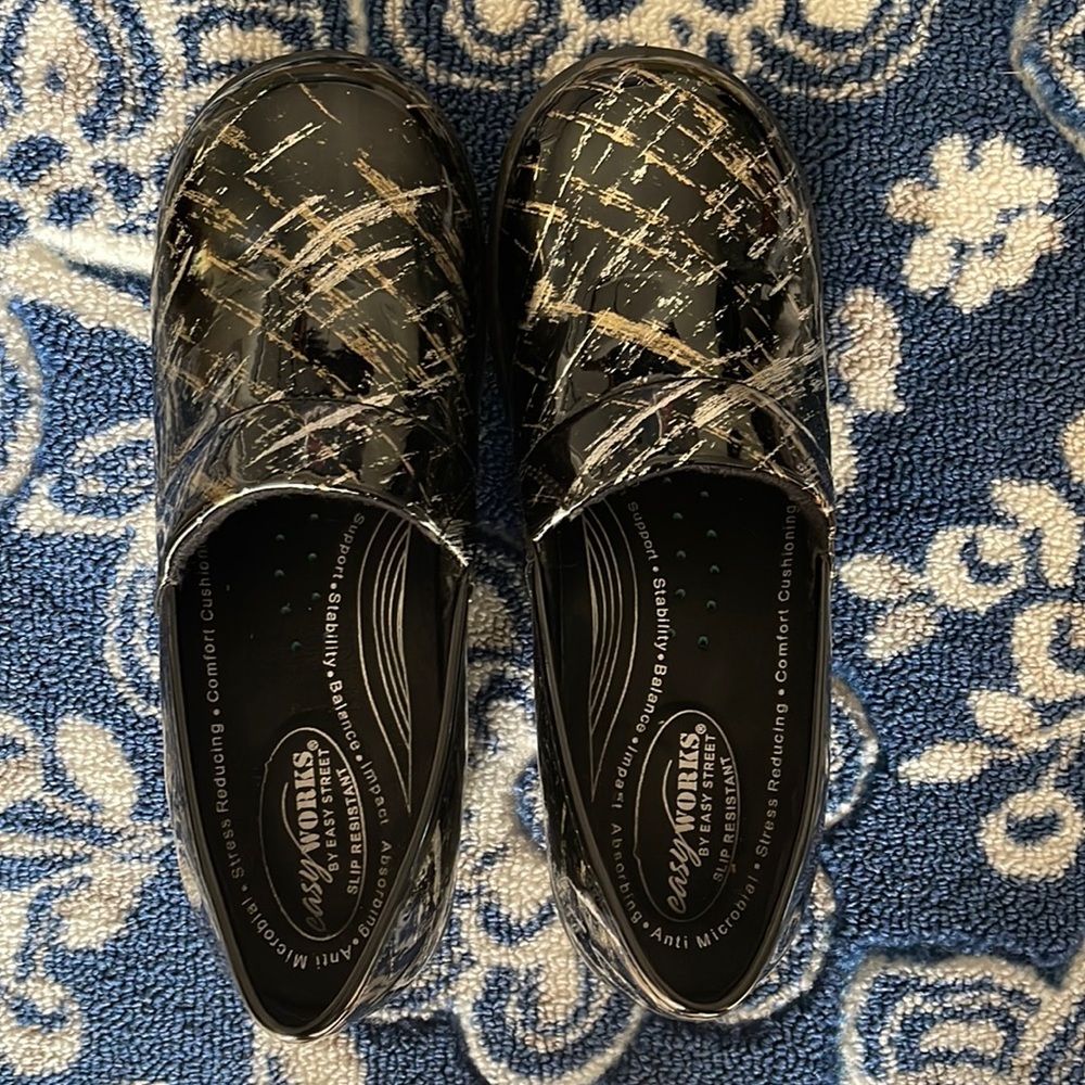 Easy Works by Easy Street “Laurie Clogs” Size 9W! Great condition!!